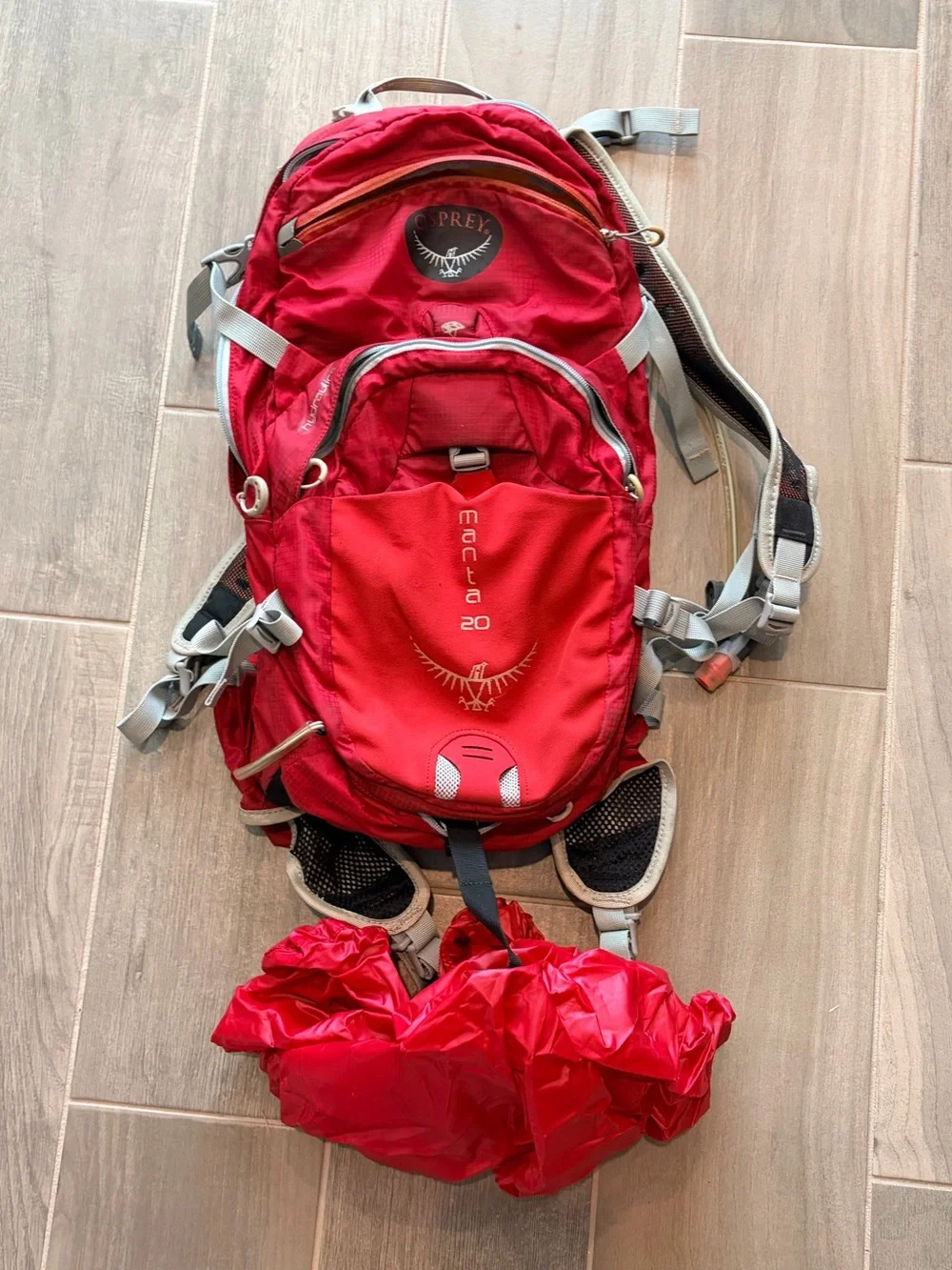 OSPREY Manta 20 Red Men's Hydration Backpack with Adjustable Straps